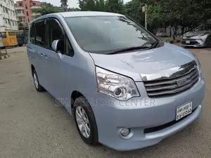 Toyota Noah 2.0 143hp AWD (7 Seater) 2010 Blue