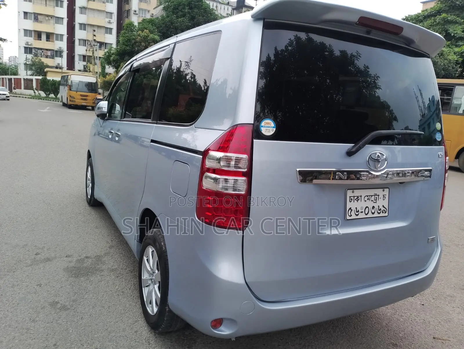 Toyota Noah 2.0 143hp AWD (7 Seater) 2010 Blue