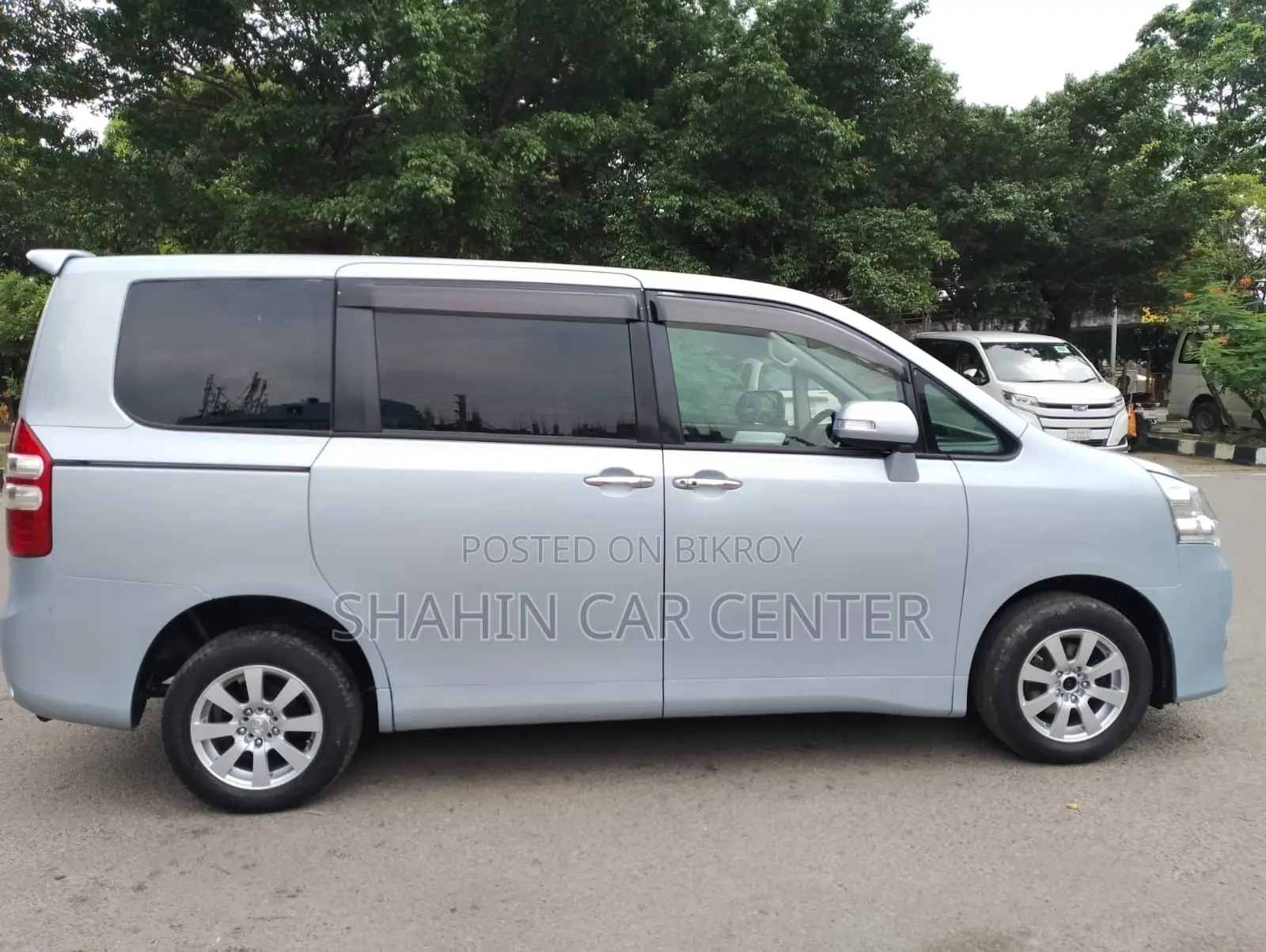 Toyota Noah 2.0 143hp AWD (7 Seater) 2010 Blue