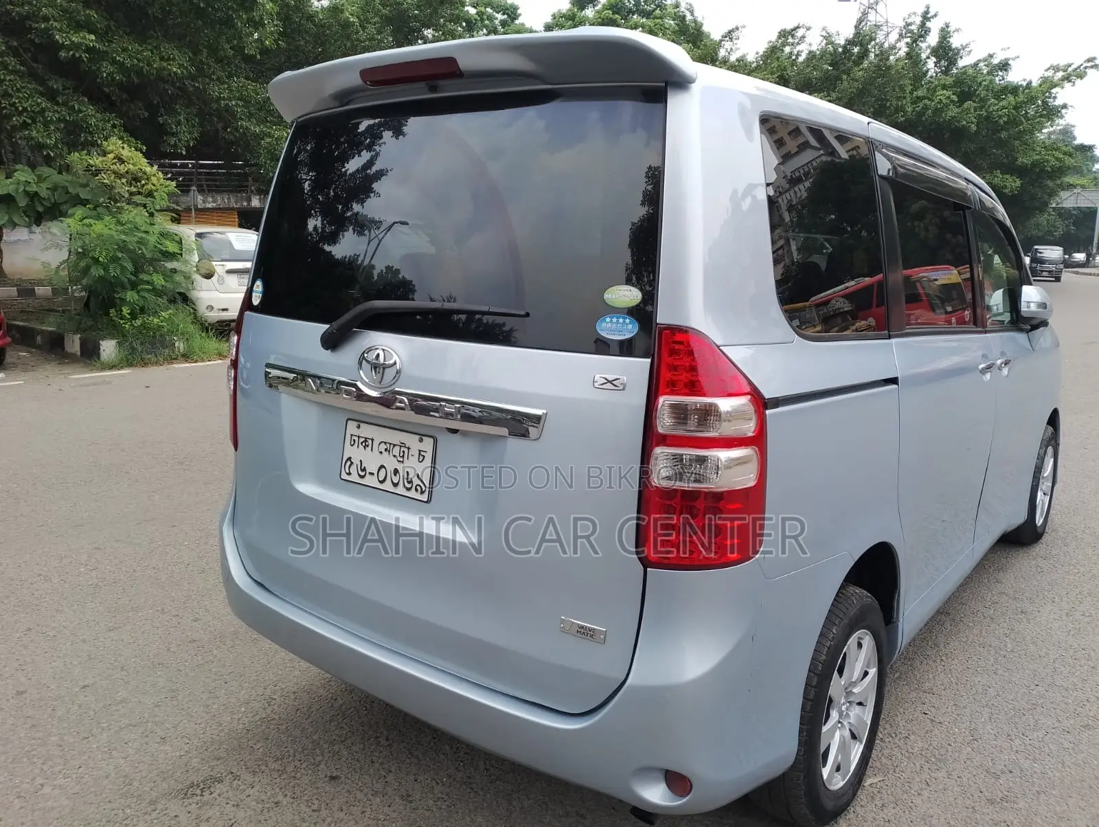 Toyota Noah 2.0 143hp AWD (7 Seater) 2010 Blue