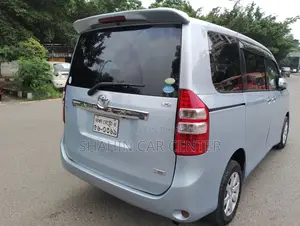 Toyota Noah 2.0 143hp AWD (7 Seater) 2010 Blue