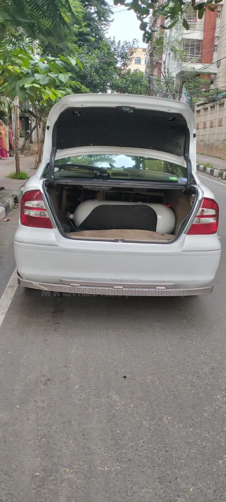 টয়োটা প্রিমিও ২০০৩ সাদা