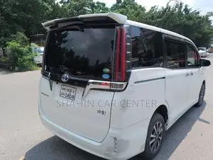 Toyota Esquire 1.8 FWD Hybrid (7 seater) 2018 Pearl