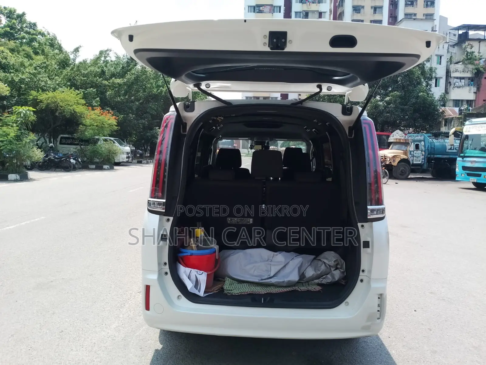 Toyota Esquire 1.8 FWD Hybrid (7 seater) 2018 Pearl
