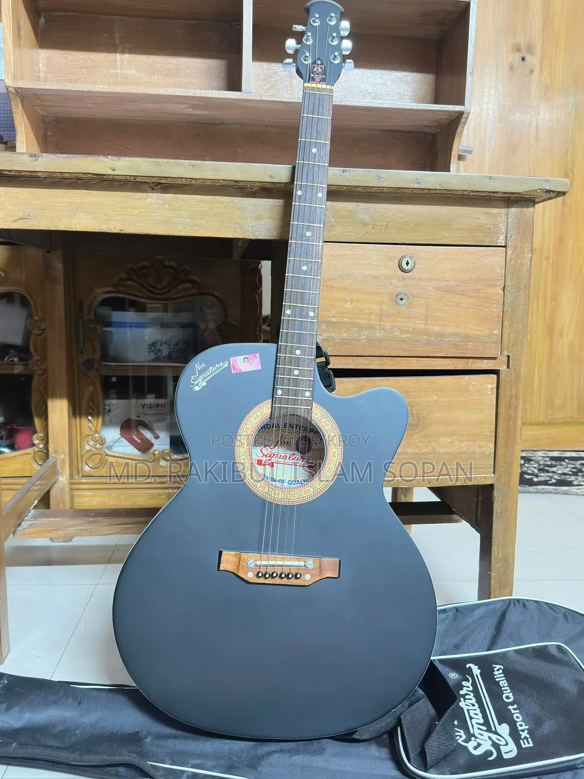 Original Signature Brand Guitar, Fresh Condition, Bought 2 Months Ago.