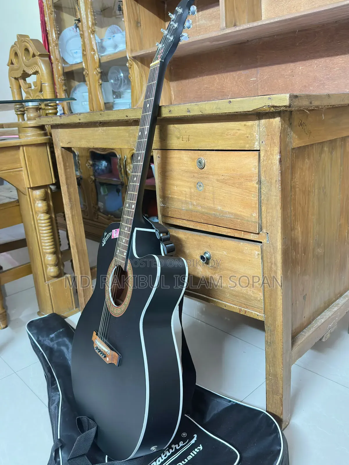 Original Signature Brand Guitar, Fresh Condition, Bought 2 Months Ago.