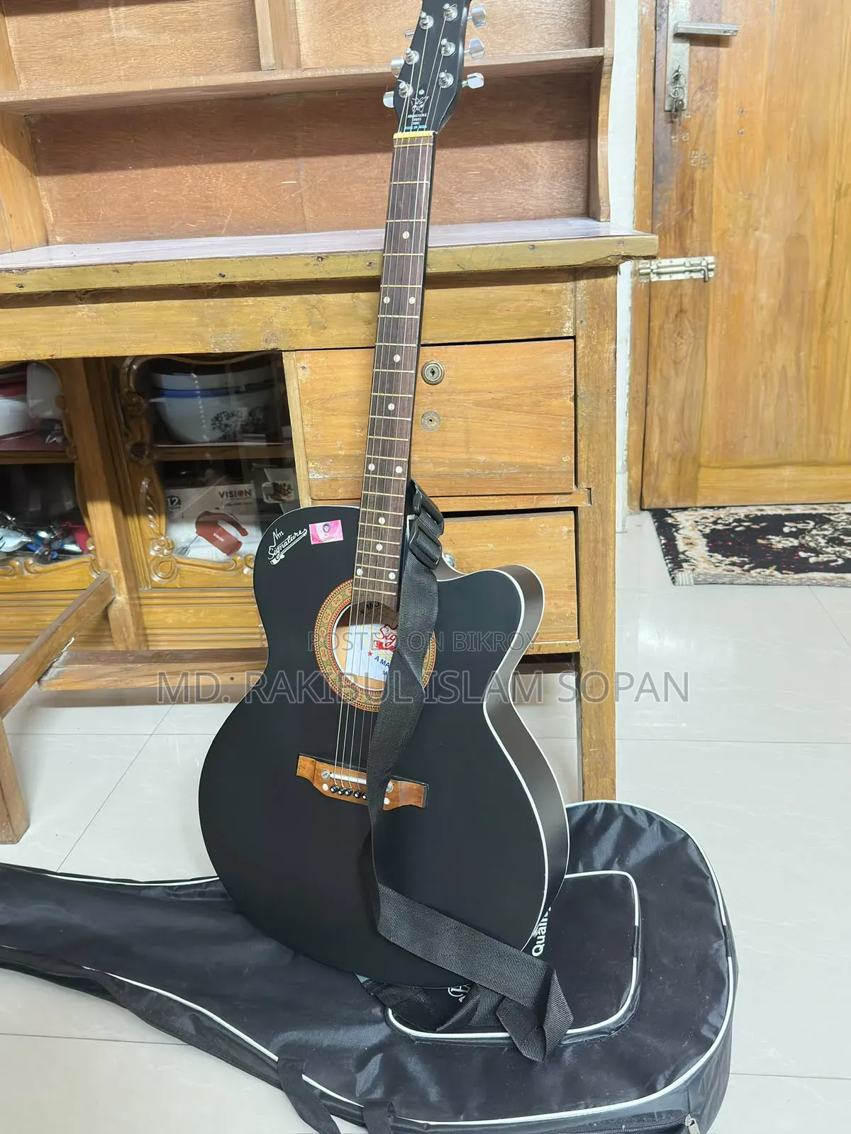 Original Signature Brand Guitar, Fresh Condition, Bought 2 Months Ago.