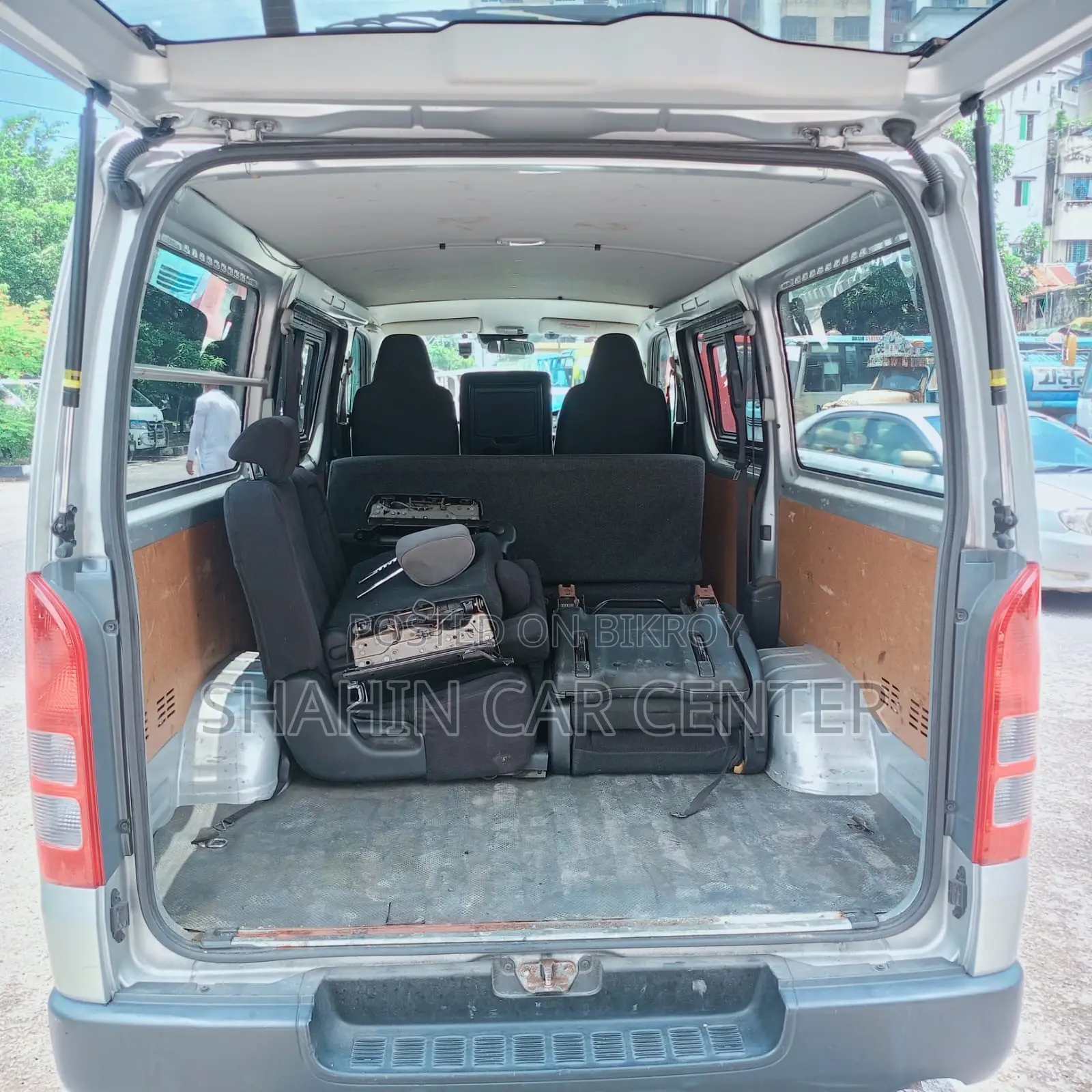 টয়োটা নোয়া ২.০ AWD (৮ সিটার) ২০২১ সিলভার