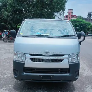 টয়োটা নোয়া ২.০ AWD (৮ সিটার) ২০২১ সিলভার