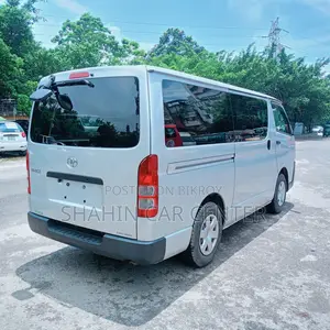 টয়োটা নোয়া ২.০ AWD (৮ সিটার) ২০২১ সিলভার