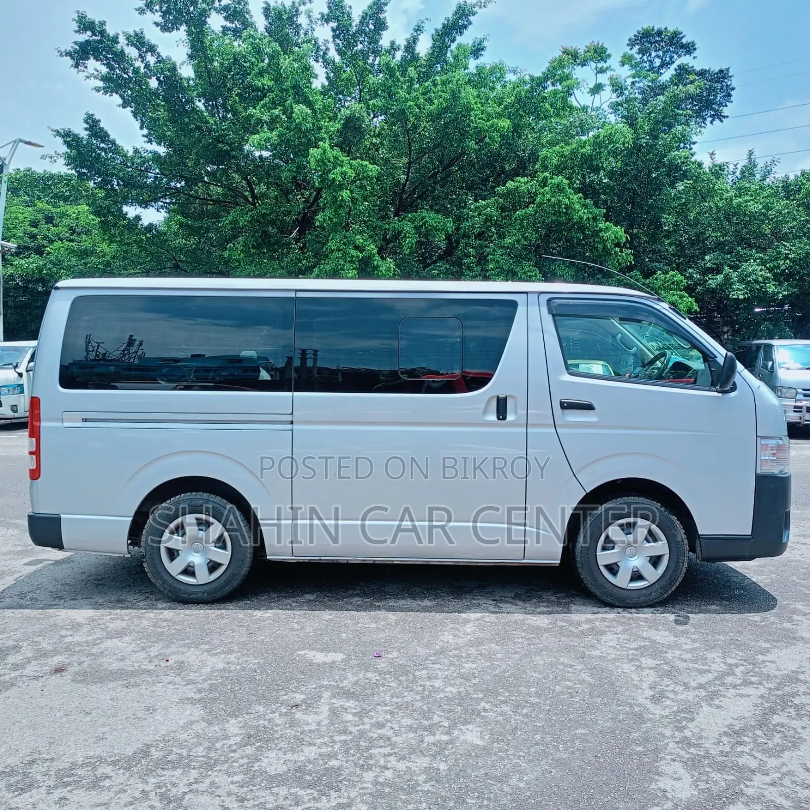 টয়োটা নোয়া ২.০ AWD (৮ সিটার) ২০২১ সিলভার