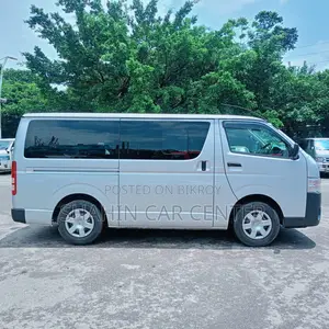 টয়োটা নোয়া ২.০ AWD (৮ সিটার) ২০২১ সিলভার