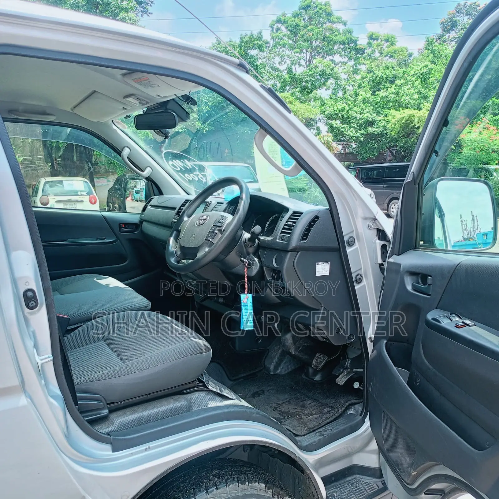 টয়োটা নোয়া ২.০ AWD (৮ সিটার) ২০২১ সিলভার
