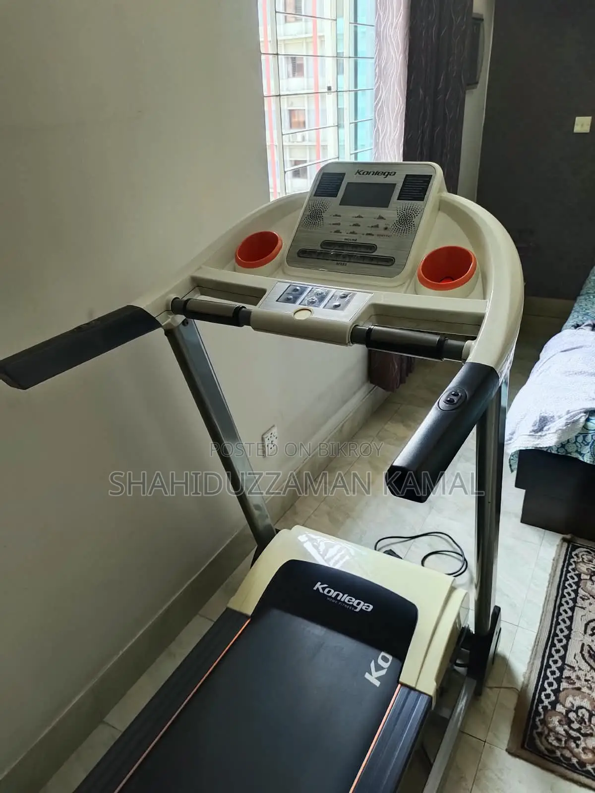 KONLEGA K642E মোটররাইজড ট্রেডমিল - কালো এবং সাদা