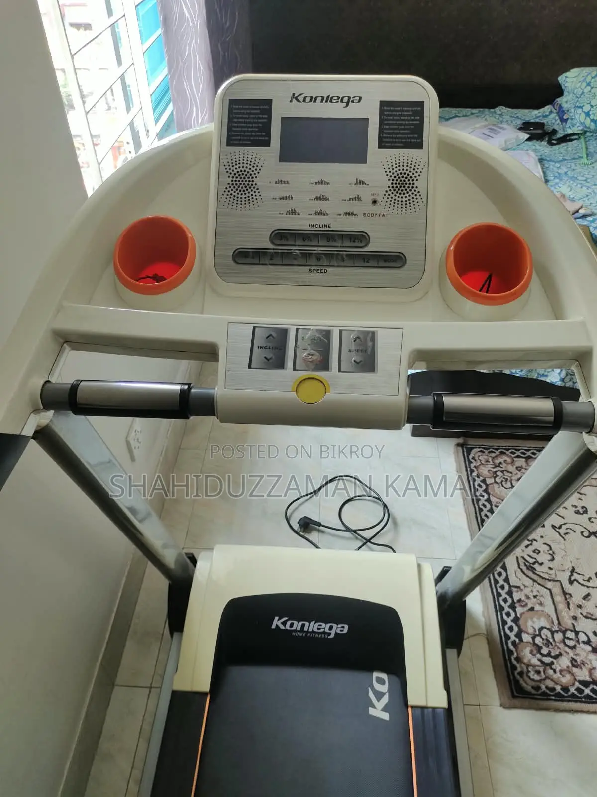 KONLEGA K642E মোটররাইজড ট্রেডমিল - কালো এবং সাদা