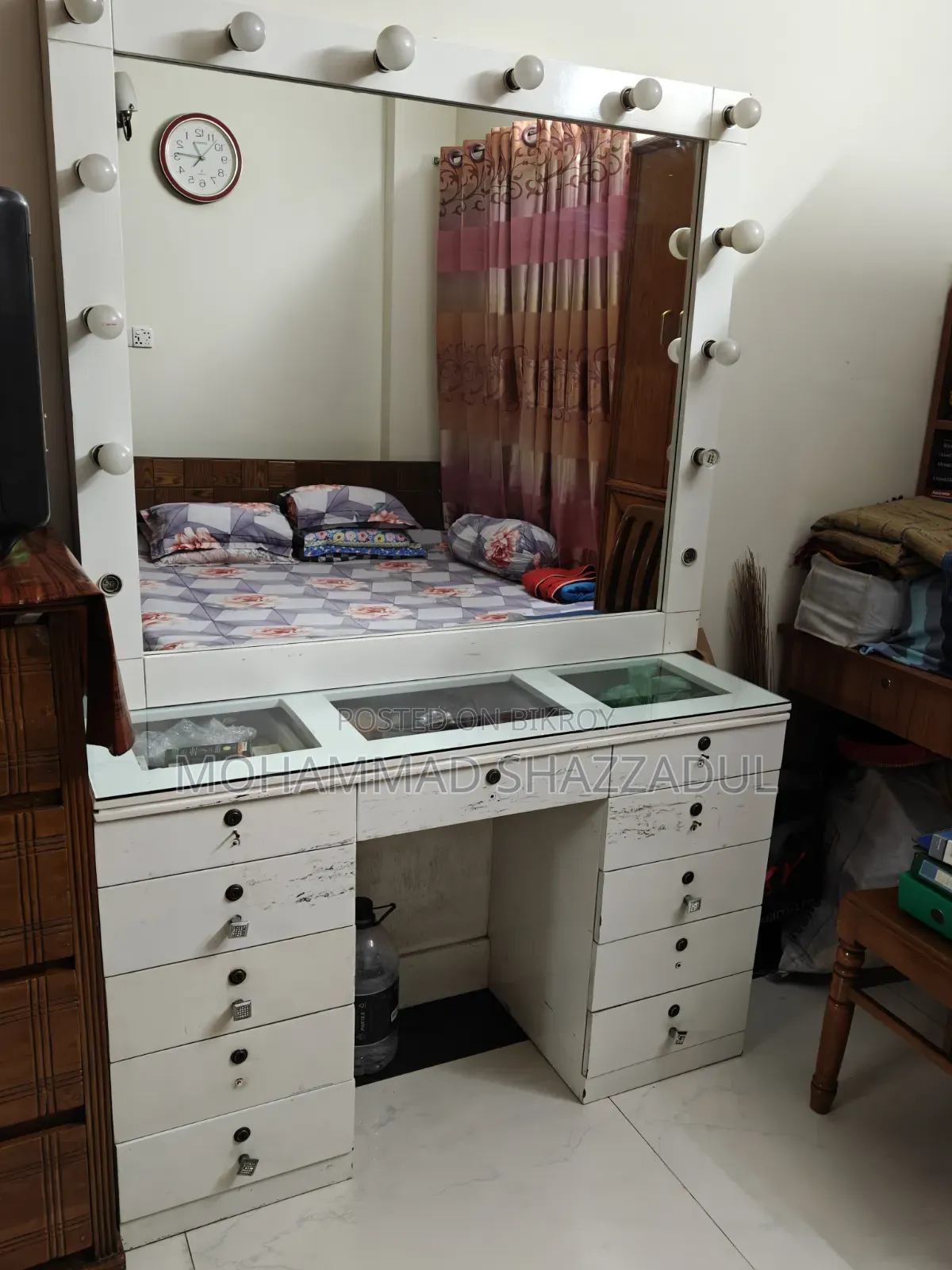 সাদা ব্যবহৃত ভ্যানিটি
