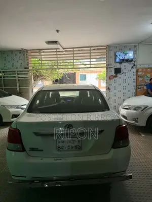 টয়োটা অ্যাক্সিও ২০১৫ সাদা