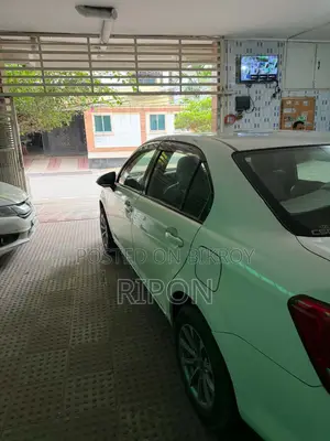 টয়োটা অ্যাক্সিও ২০১৫ সাদা