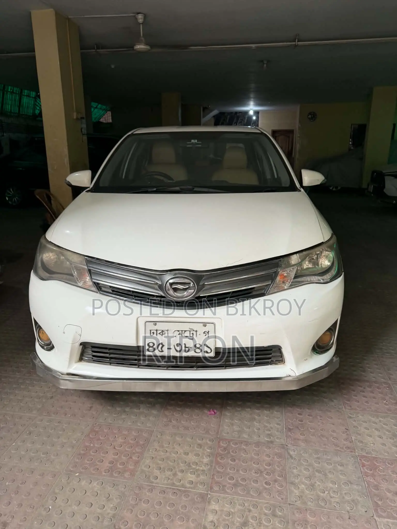 টয়োটা অ্যাক্সিও ২০১৫ সাদা