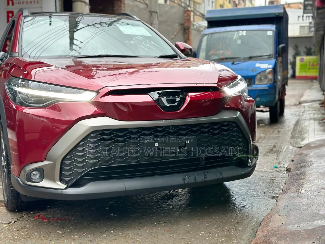 টয়োটা করোলা ক্রস ১.৮ হাইব্রিড এফডব্লিউডি ২০২২ লাল