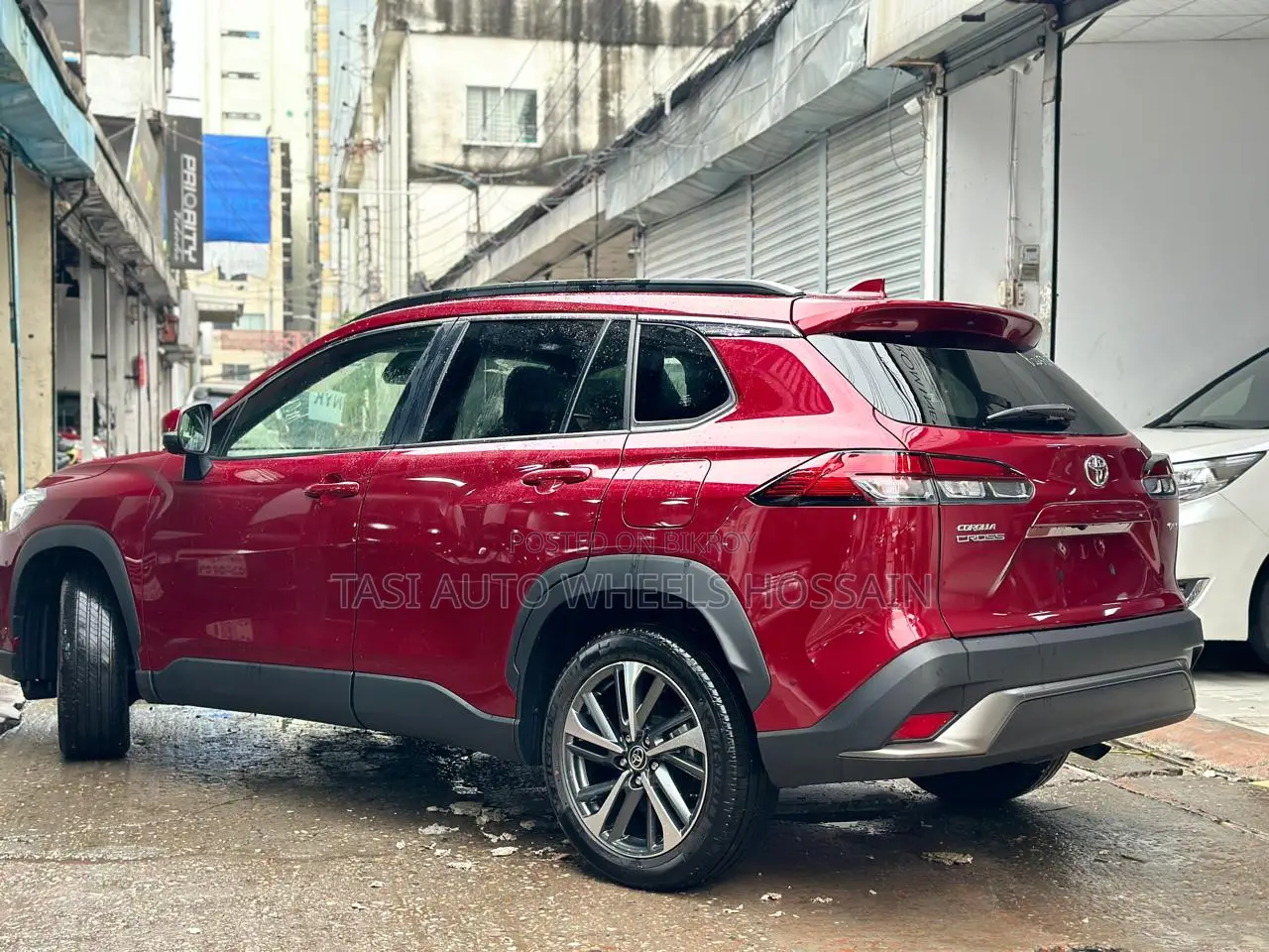 টয়োটা করোলা ক্রস ১.৮ হাইব্রিড এফডব্লিউডি ২০২২ লাল