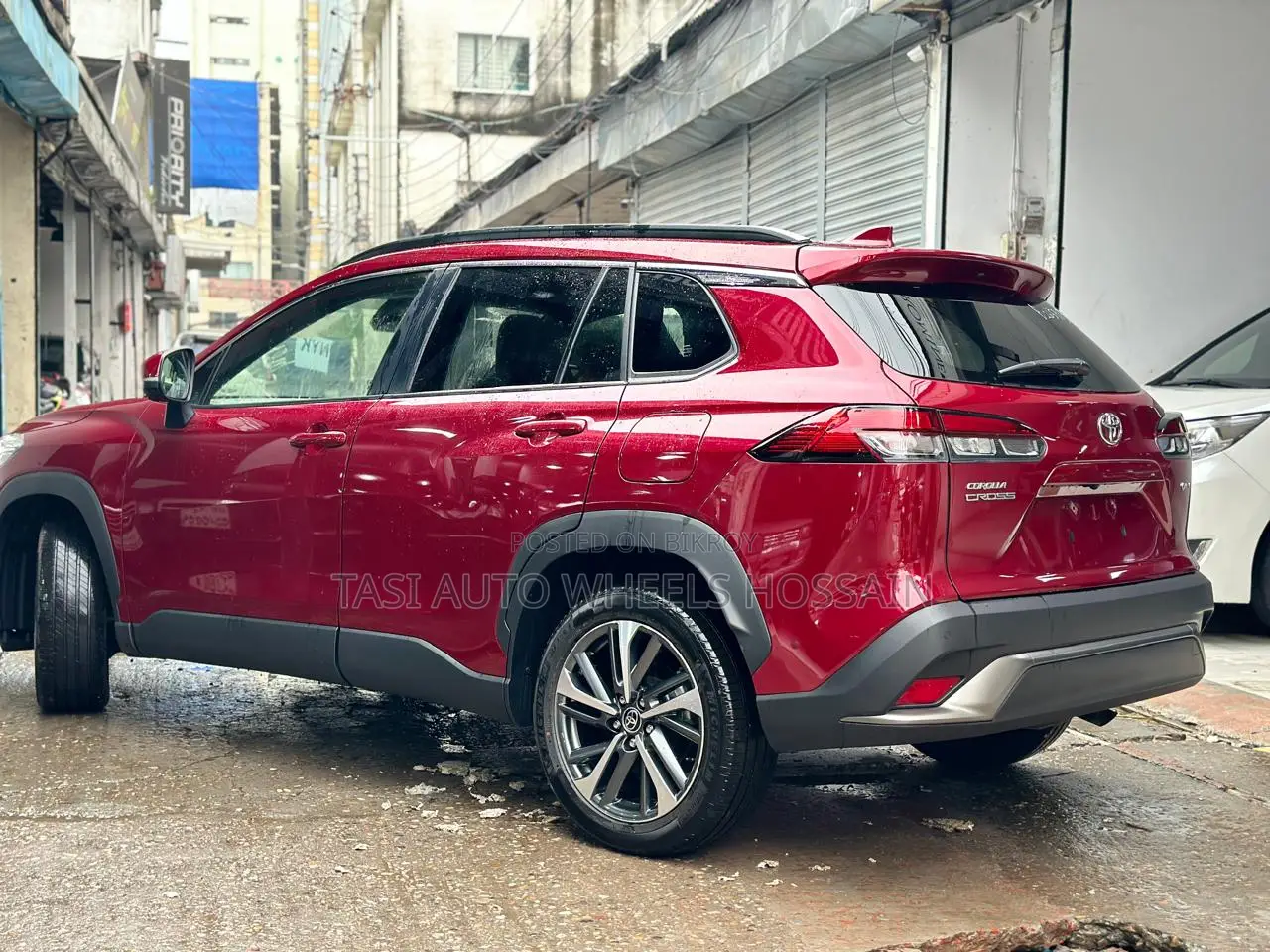 টয়োটা করোলা ক্রস ১.৮ হাইব্রিড এফডব্লিউডি ২০২২ লাল