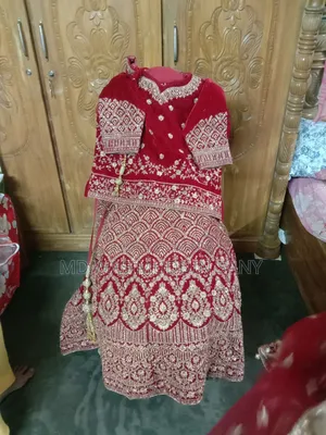 এক জোড়া বিয়ের লেহেঙ্গা বিক্রি করা হবে