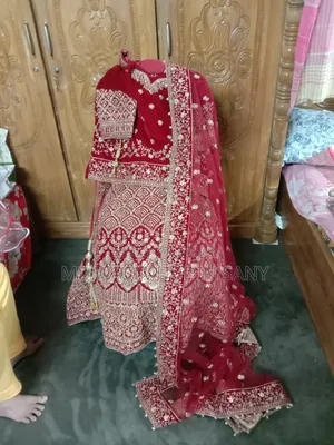এক জোড়া বিয়ের লেহেঙ্গা বিক্রি করা হবে