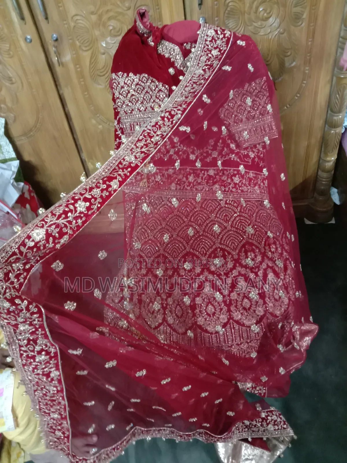 এক জোড়া বিয়ের লেহেঙ্গা বিক্রি করা হবে