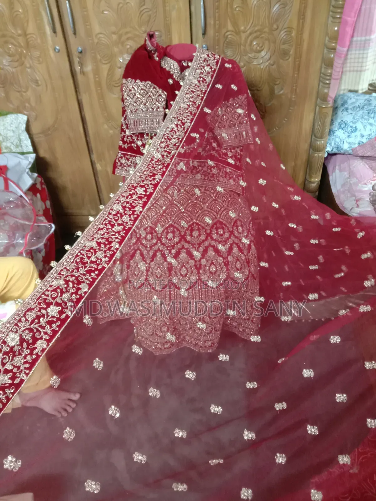 এক জোড়া বিয়ের লেহেঙ্গা বিক্রি করা হবে