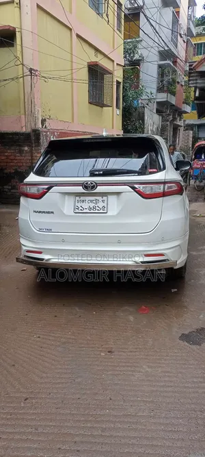 টয়োটা হ্যারিয়ার ২.০ ২০১৮ পার্ল