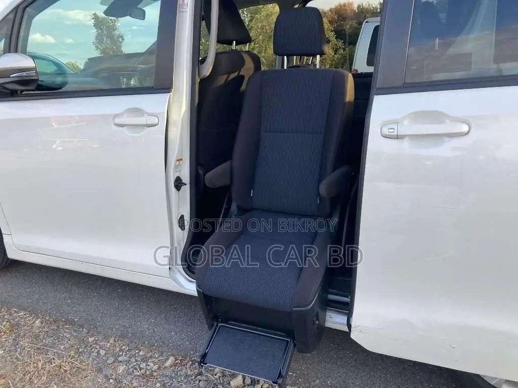 Toyota Noah 2.0 Front Wheel Drive (7 Seater) 2020 Pearl