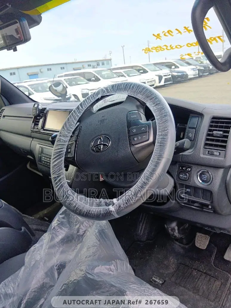 Toyota HiAce 2022 White