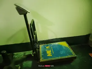 ডিজিটাল ওজন মাপার মেশিন।