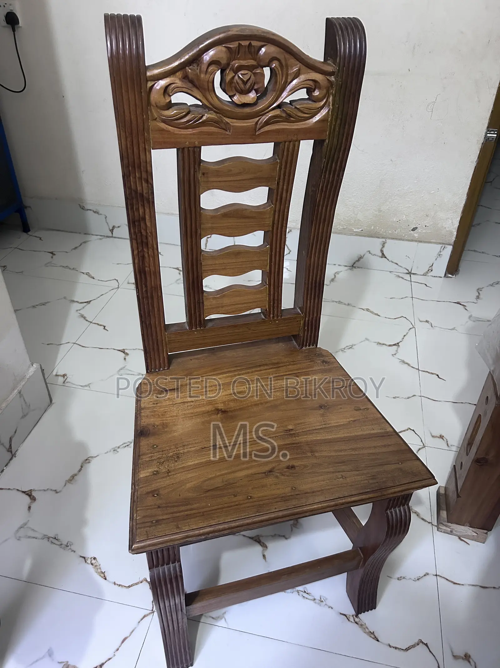 ডাইনিং টেবিল