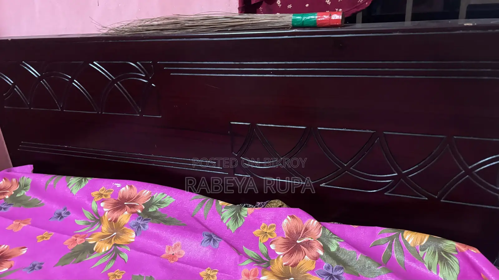 খাট এবং ড্রয়িং টেবিল
