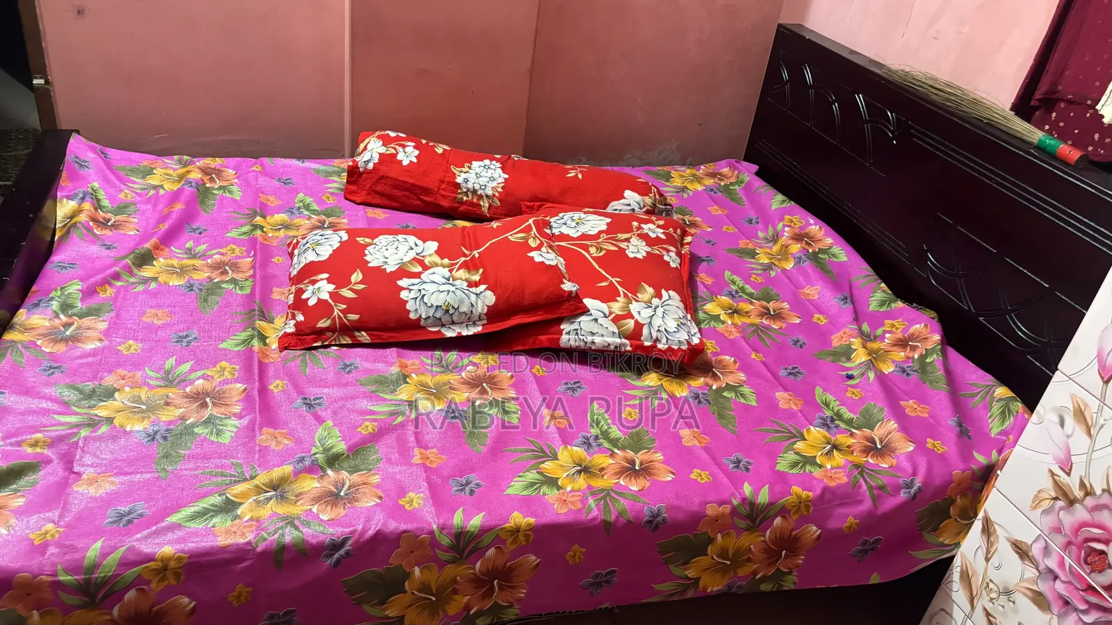 খাট এবং ড্রয়িং টেবিল