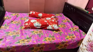 খাট এবং ড্রয়িং টেবিল
