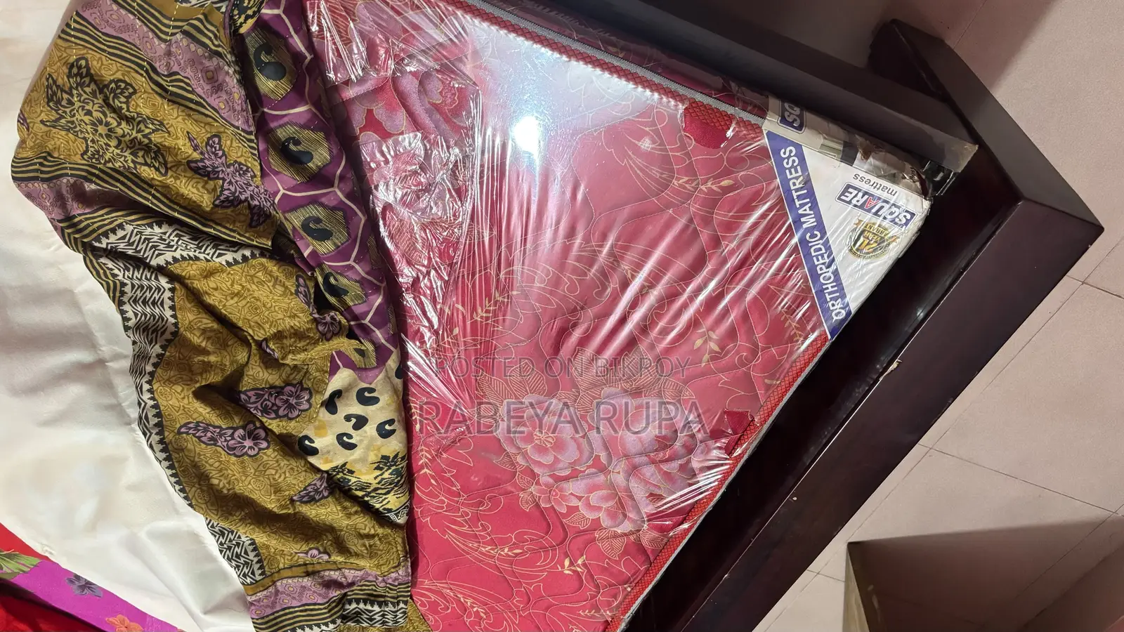 খাট এবং ড্রয়িং টেবিল