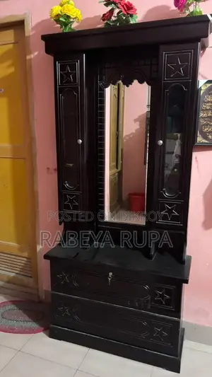 খাট এবং ড্রয়িং টেবিল