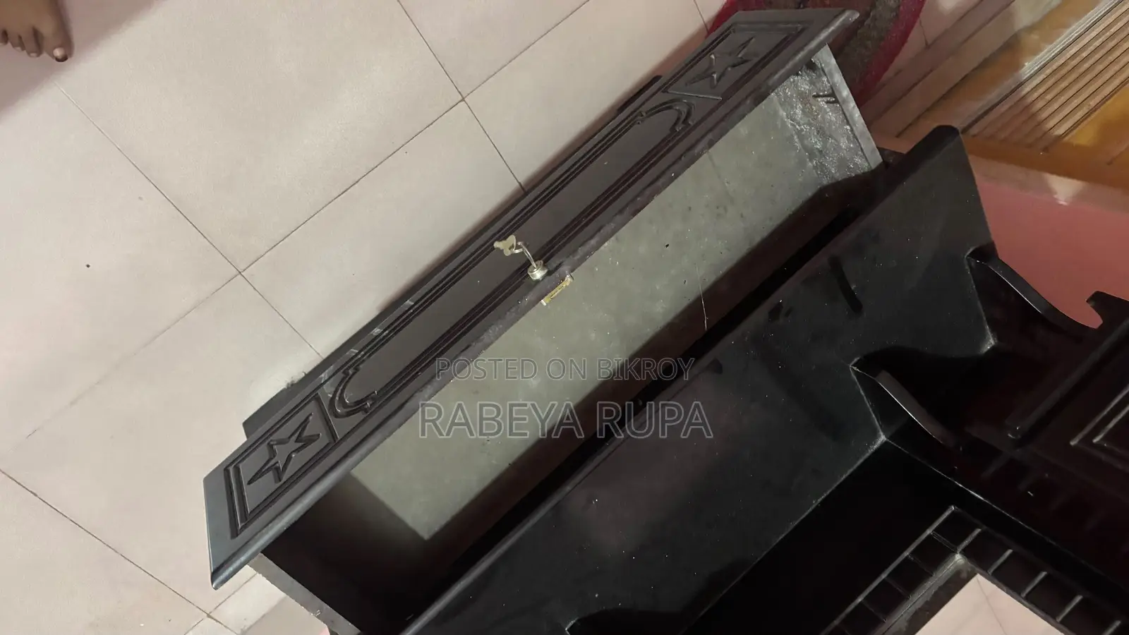 খাট এবং ড্রয়িং টেবিল