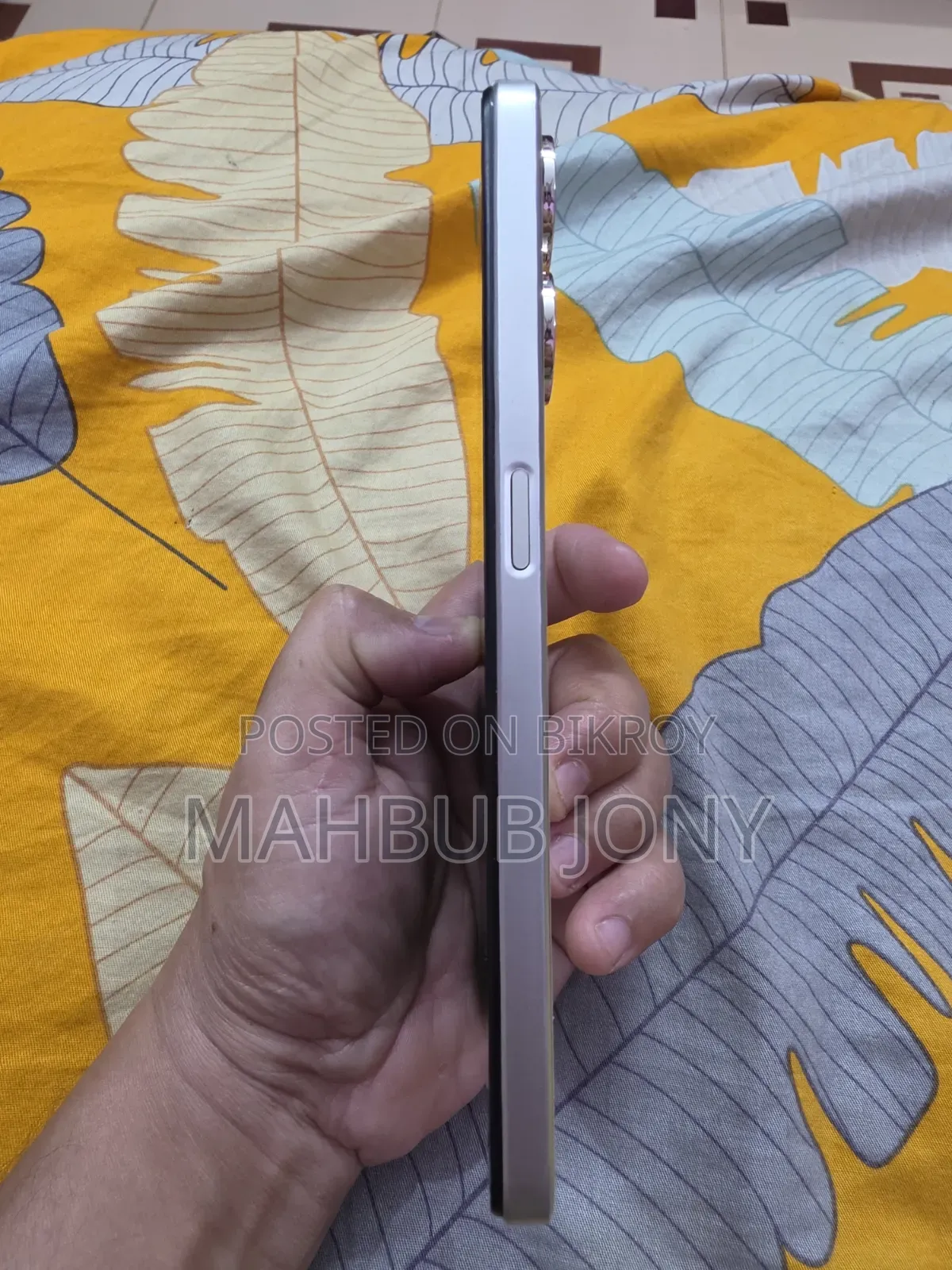 রিয়েলমি ভি৩০ ১২৮ জিবি গোল্ড