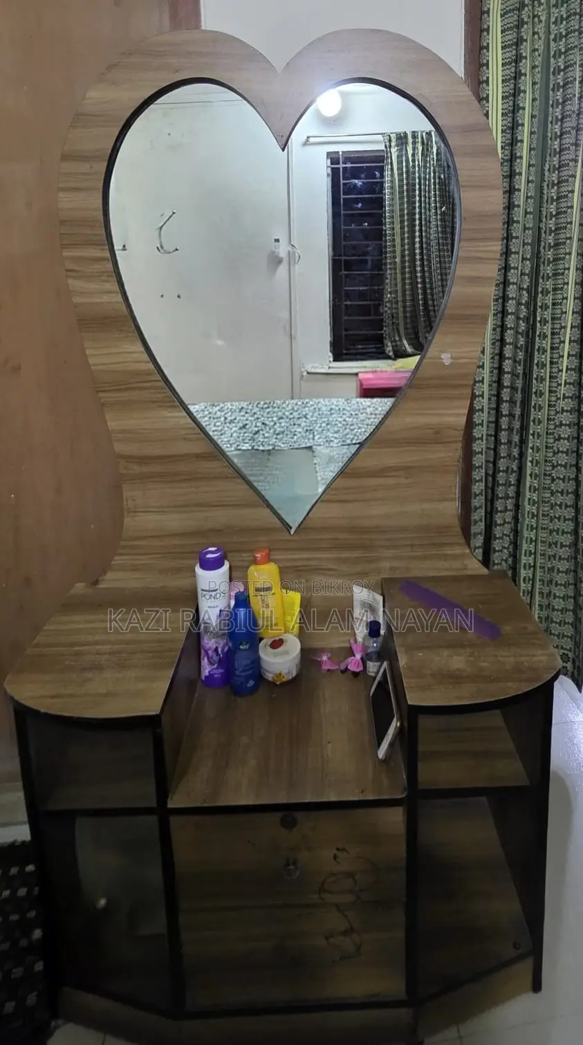 ড্রেসিং টেবিল