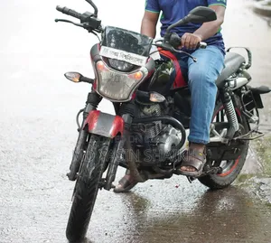 বাজাজ ভি১৫ ২০১৭ রেড