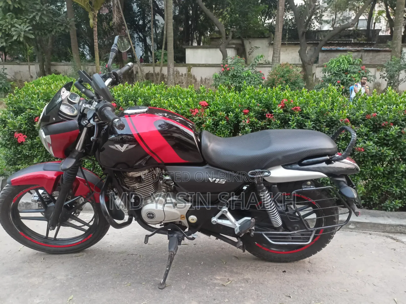 বাজাজ ভি১৫ ২০১৭ রেড