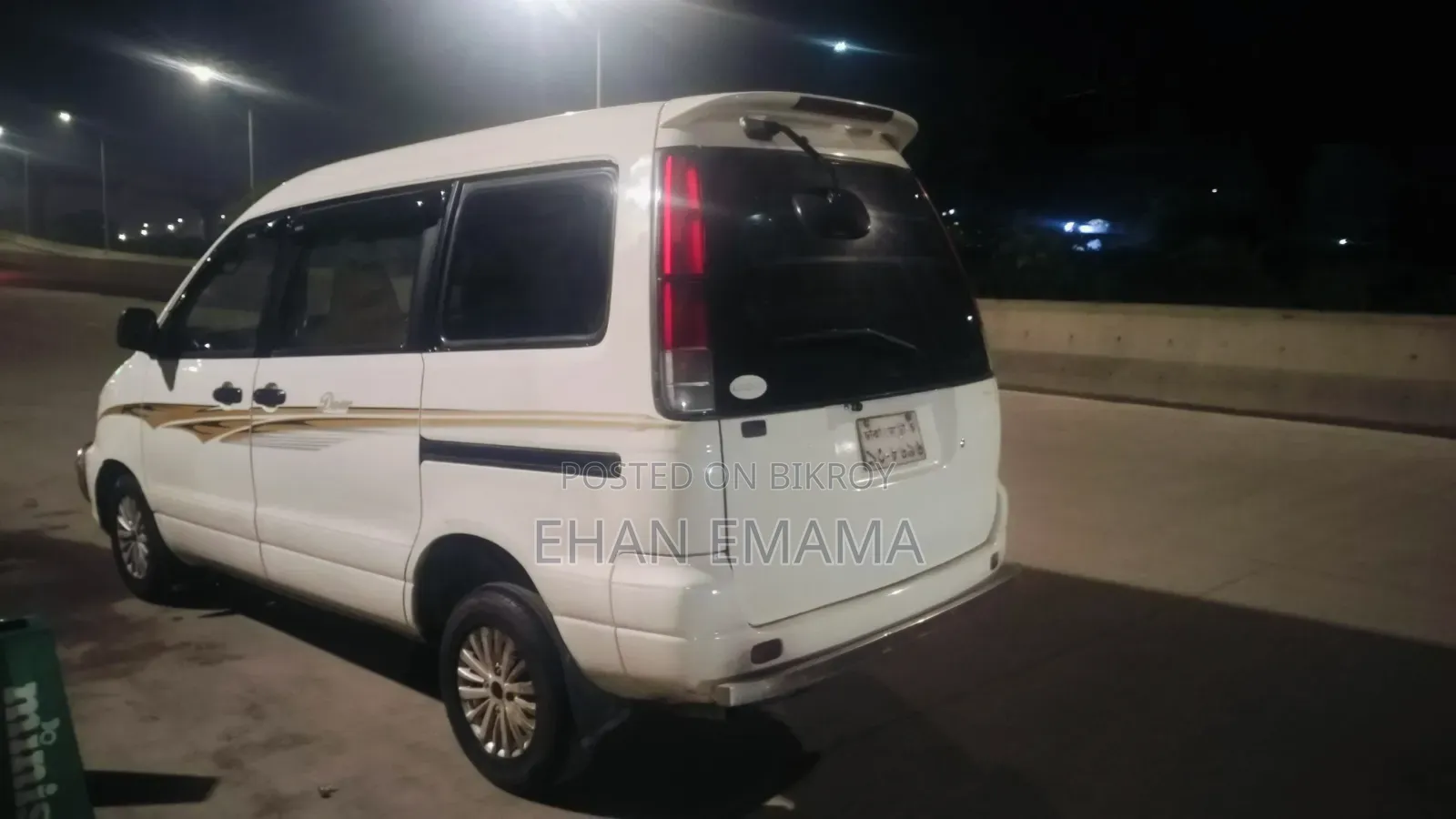 Toyota Noah 2.0 Front-Wheel Drive (8 Seater) 2004 White