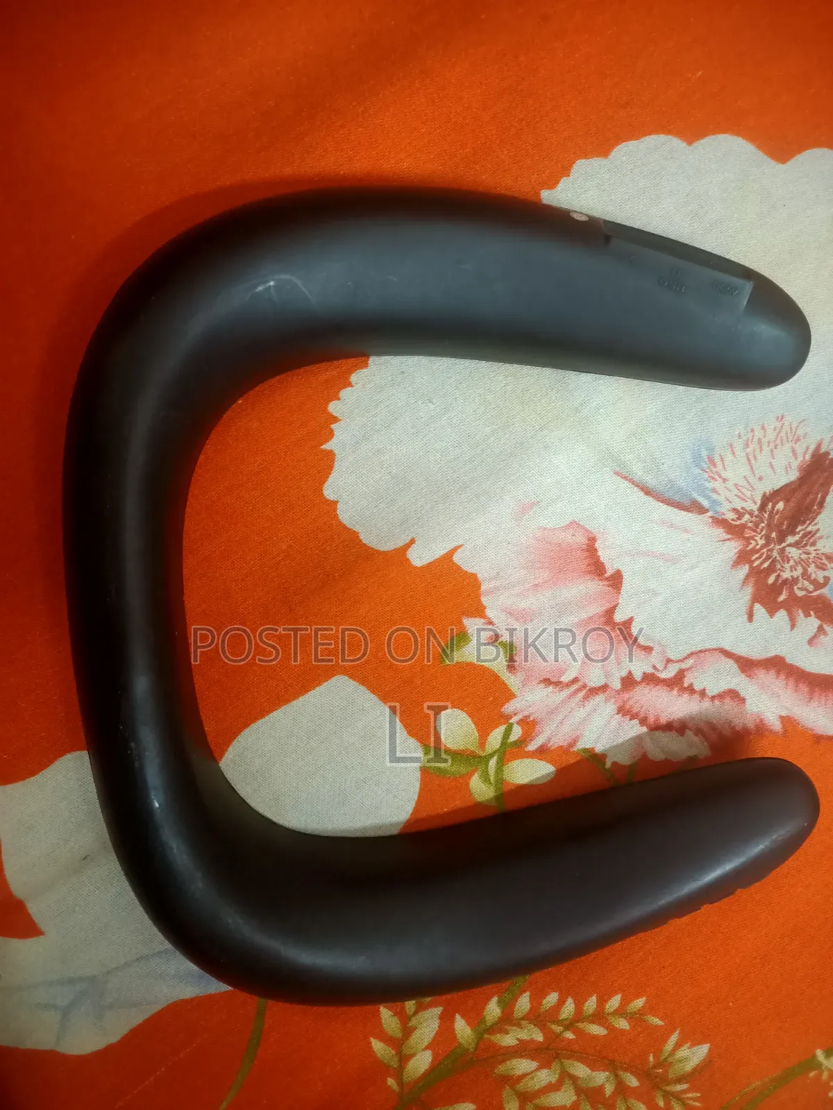 জেবিএল সাউন্ডজিয়ার ওয়্যারেবল ওয়্যারলেস ব্লুটুথ নেক স্পিকার