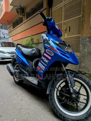 এপ্রিলিয়া এসআর ২০২০ নীল