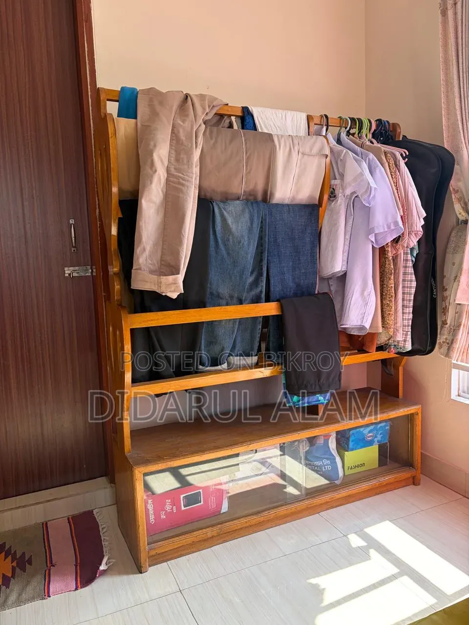 ১ আলনা, ১ জুতার র‍্যাক, ১ টেবিল