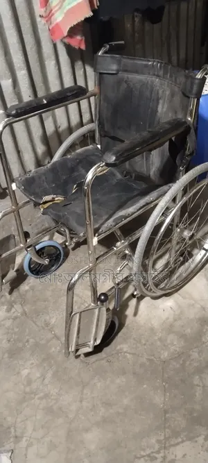 হুইল চেয়ার একদম নতুন শুধু বসার কাপড়টা একটু ছিড়ে গেছে